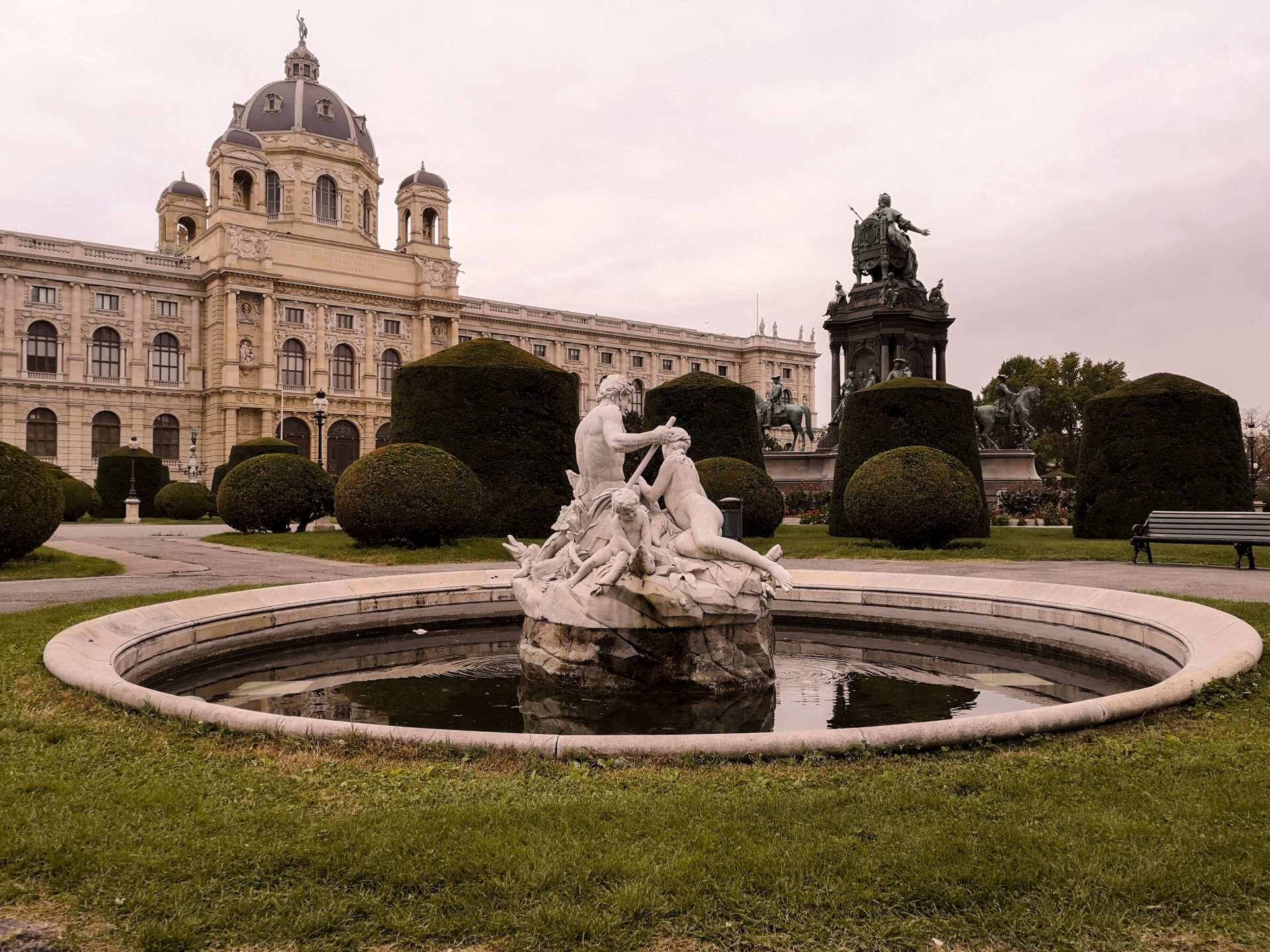 Wienissä on lukuisia suihkulähteitä ja hienoja rakennuksia.