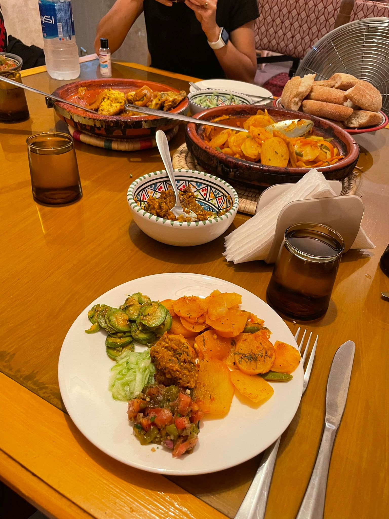 Ei muuta kun syömään! Kuvassa Hannen annos omasta, itse tehdystä, kasvistajinesta ja marokkolaisista salaateista.