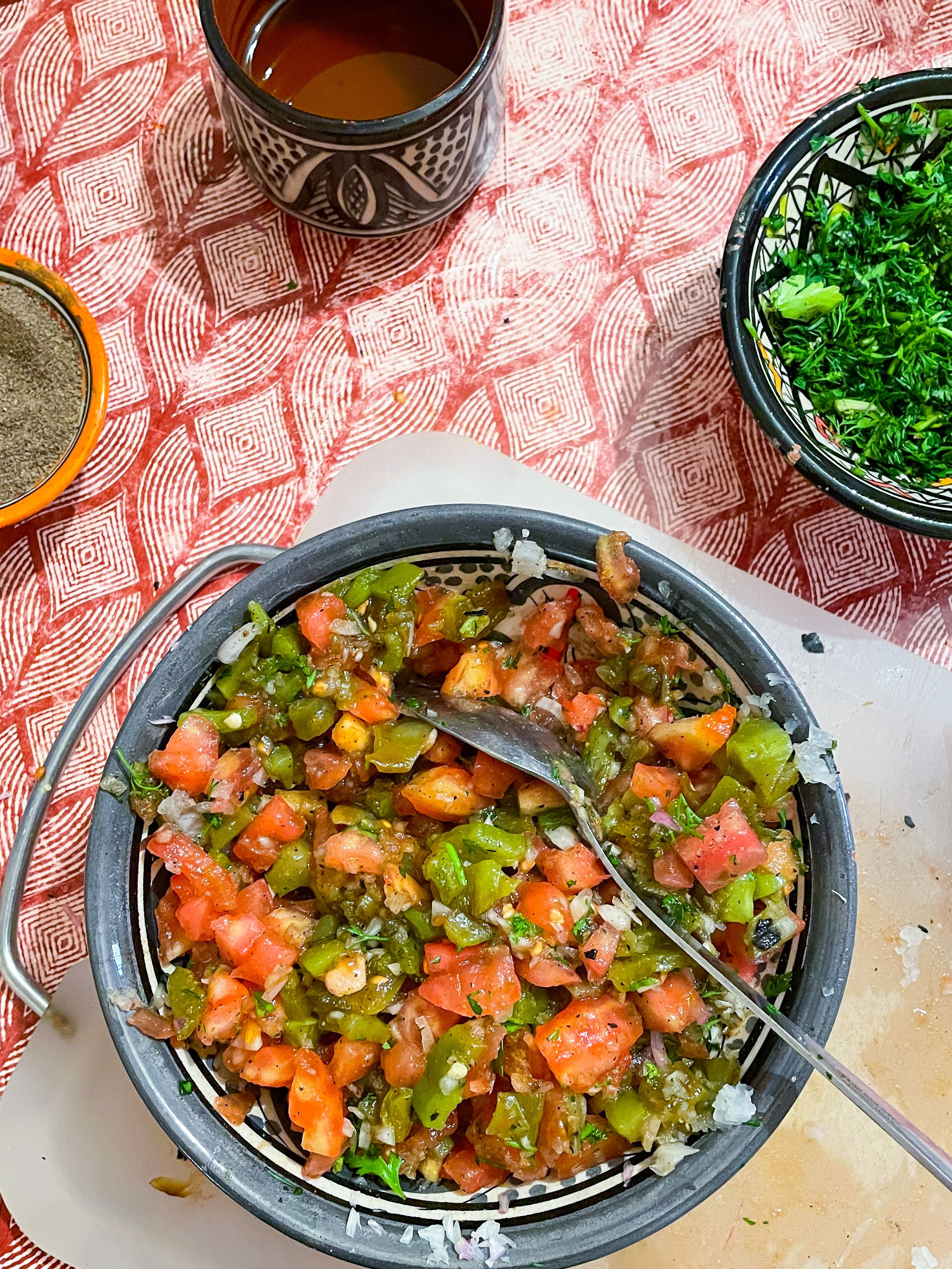Marokkolainen tomaattisalaatti nimeltään Taktouka. Ai juma oli hyvää! Itsepähän tehtiin.