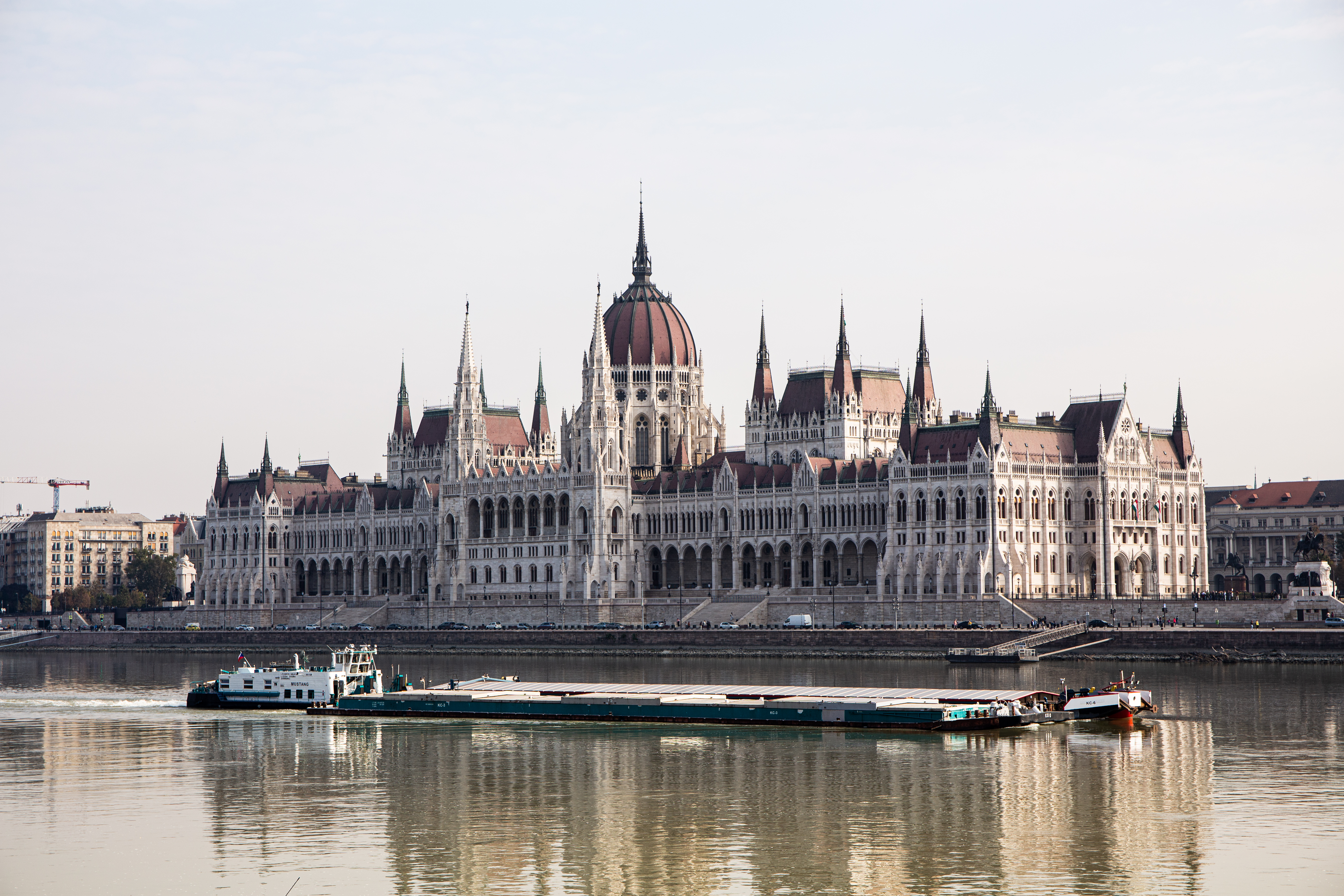 Unkarin Parlamenttitalo on massiivinen näky, sillä se on todella iso ja yksityiskohtainen.