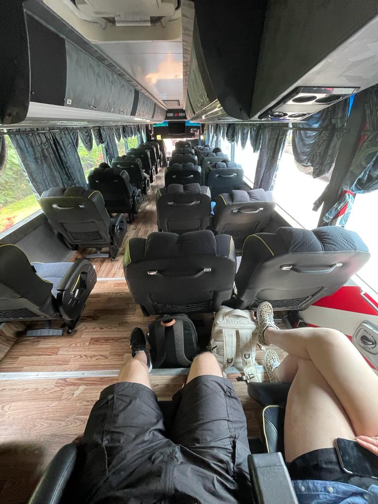 Vaikka bussimatka Penangiin oli pitkä, se sujui oikein hyvin tällaisessa luksusbussissa. Jalkatilaa nimittäin riitti!