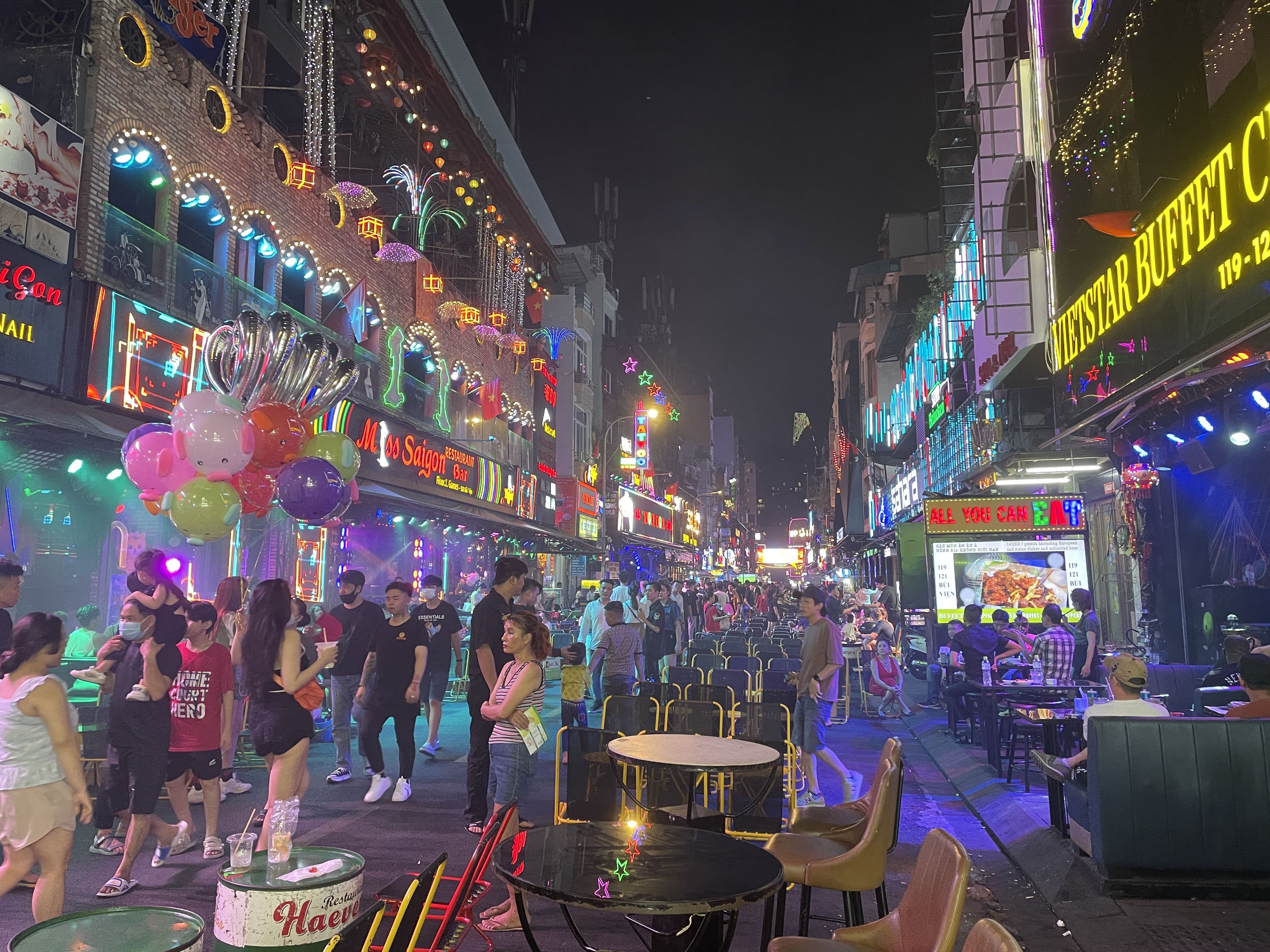 Bui Vien Street on Vietnamin yöelämän villein paikka.